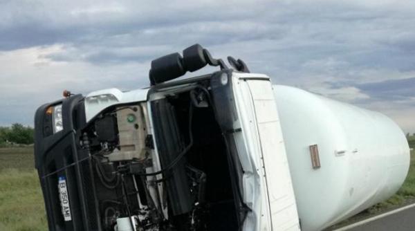 o cisterna incarcata cu gpl s a rasturnat pe autostrada a1 in afara partii carosabile