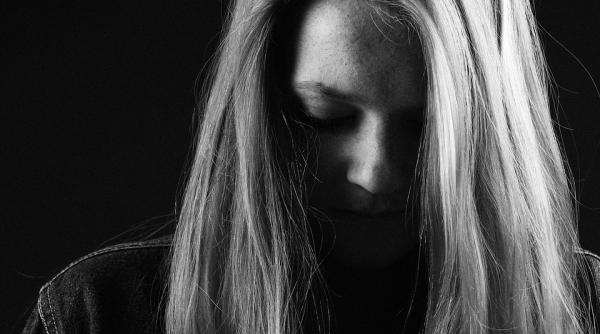 o fata de 12 ani din india s a sinucis dupa ce profesoara a batjocorit o in fata clasei pentru ca era la menstruatie