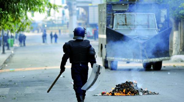 un politist s a aruncat asupra unui sinucigas cu bomba pentru a si salva colegii