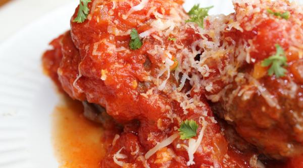 chiftele de curcan umplute cu ciuperci in sos de rosii