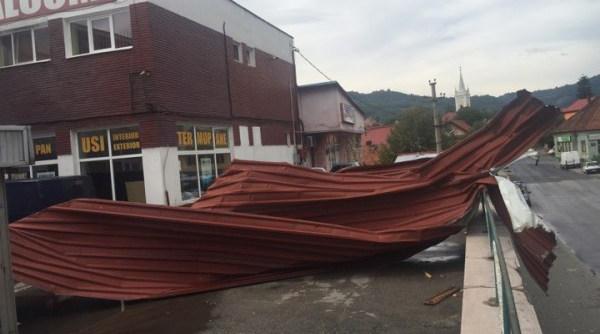 prapad in judetul hunedoara in urma unei vijelii acoperisul unei piete smuls masini avariate drum judetean blocat