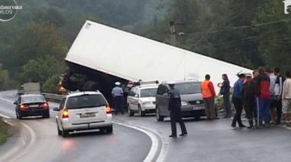accident teribil in arad un tir incarcat cu tone de pui rasturnat pe sinele de tren