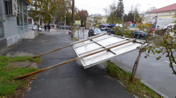 clipe de cosmar in timisoara o femeie a ajuns in stare grava la spital dupa ce a fost lovita de un panou publicitar