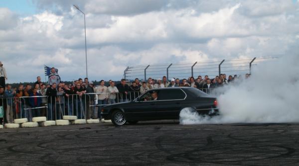 combustibil in foc aruncat in multime la un eveniment auto 12 persoane ranite