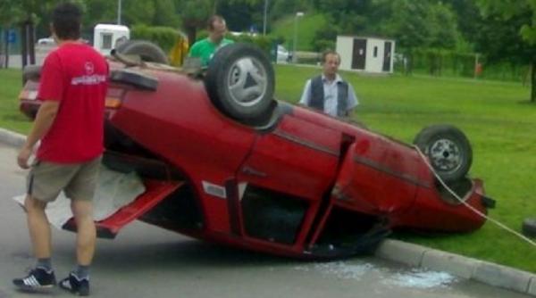 un tanar fara permis care conducea o dacie veche a murit dupa ce a apasat prea tare pedala de acceleratie si s a rasturnat intr o curba usoara