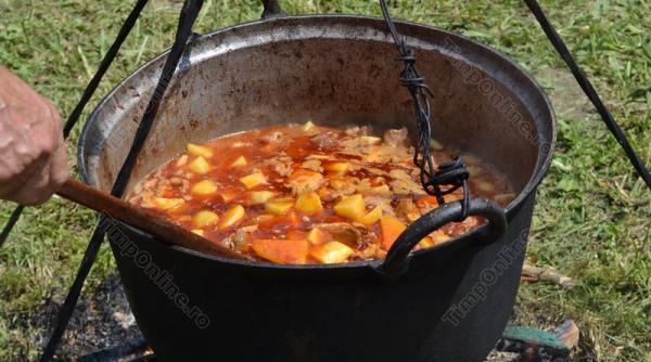zeci de bucatari s au intrecut pentru titlul de gulas chef in maramures