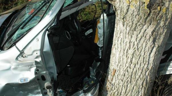 accident tragic pe o sosea din suceava doi tineri au murit pe loc dupa ce masina lor s a izbit frontal de un copac