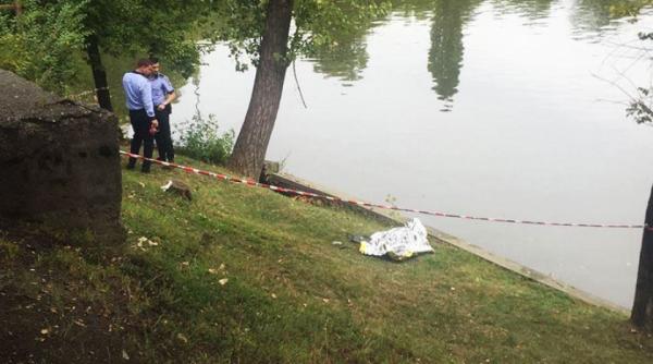 descoperire terifianta in parcul herastrau din capitala trecatorii au vazut un cadavrul plutind pe apa si au sunat de urgenta la 112