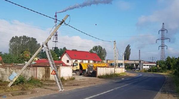 imagini incredibile pe un drum din dambovita un stalp de electricitate este sprijinit de o scara sa nu cada