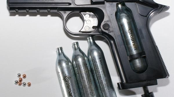 un cuplu din marea britanie folosea un pistol cu capse pentru a si pedepsi copiii