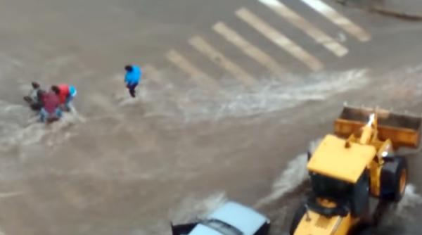 video o viitura a smuls din mainile parintilor caruciorul in care se afla copilul lor