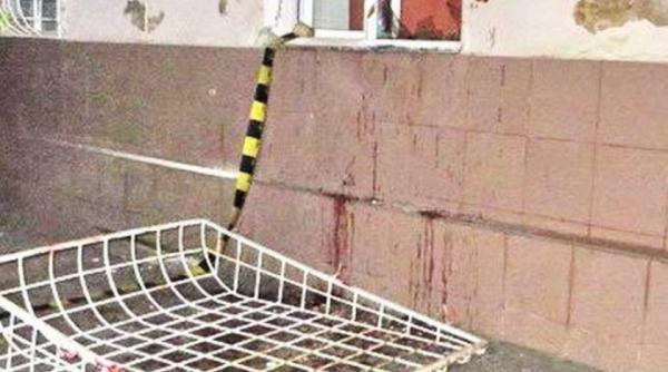 scene sangeroase la un spital un barbat s a taiat pentru a fi internat dupa ce paznicii i au interzis sa isi viziteze o ruda