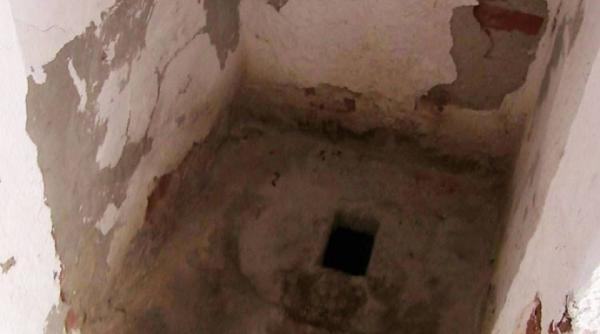 socant lucrarile pentru modernizarea a patru wc uri din curtea unei scoli dureaza de 10 ani