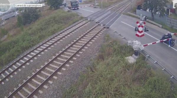 imagini terifiante in trafic un motociclist a trecut nervos pe trecerea de cale ferata chiar la aparitia trenului