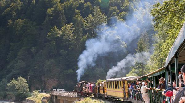maramuresul ne invita la o plimbare cu trenul mocanita pe defileul vaii vaserului