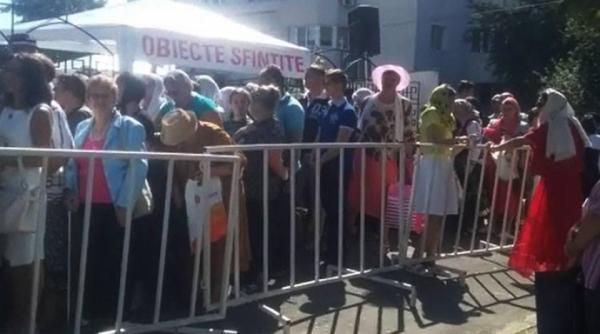 mii de credinciosi stau la cozi kilometrice in constanta pentru a atinge braul maicii domnului