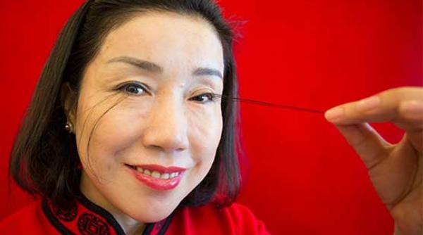 femeia cu gene de 12 cm si pisica cu cea mai lunga coada in editia din 2018 a guinness world records