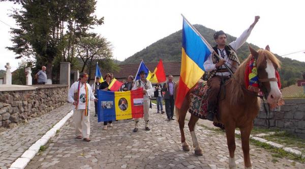 mii de persoane participa la serbarile nationale de la tebea dedicate lui avram iancu
