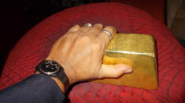 tensiunile dintre sua si coreea de nord ii impinge pe investitori sa se refugieze in aur