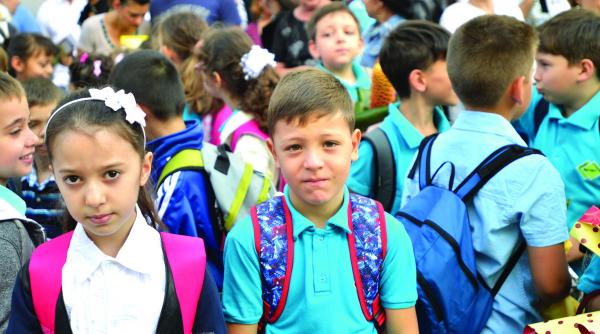 3 7 milioane elevi incep astazi scoala cu si mai multe lipsuri