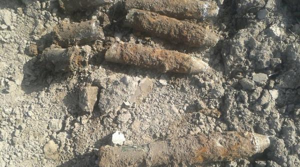 bombe descoperite in curtea scolii