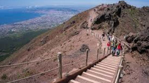 incident tragic in italia un baiat si parintii lui au murit in timp ce vizitau un crater vulcanic langa napoli