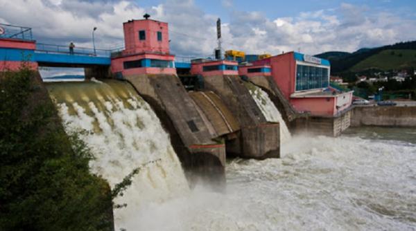 o tanara s a aruncat de pe barajul batca doamnei pompierii au gasit o si incearca sa i salveze viata