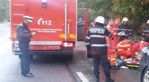 suceava o persoana a ramas incarcerata in urma unui accident in care au fost implicate un autotren autoturism si o autoutilitara