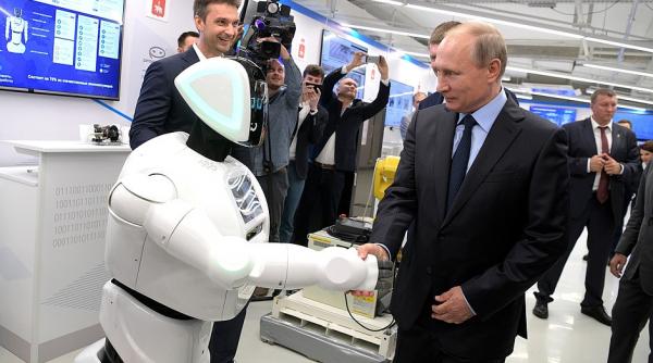 video putin a dat mana cu un robot in timpul vizitei la o companie it