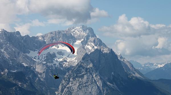 un barbat a murit dupa ce a cazut cu parapanta