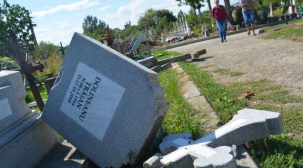 un cimitir din botosani a fost vandalizat de persoane necunoscute