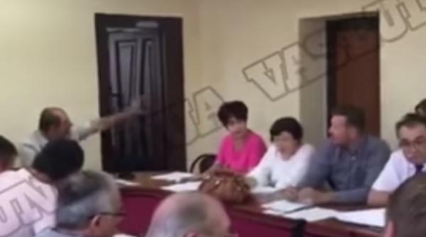 video scandal cu injurii in timpul unei sedinte a consiliului local husi