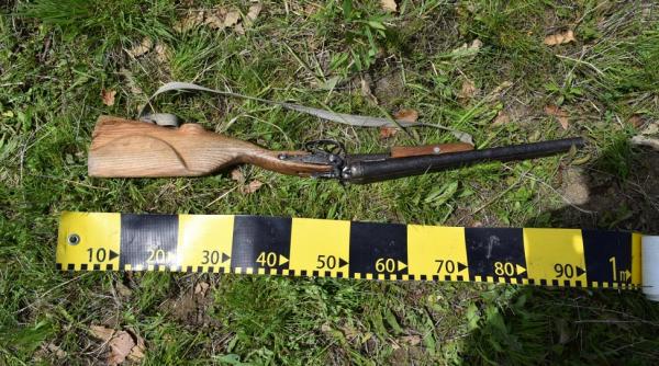 3 barbati prinsi la braconat si au aruncat arma de frica