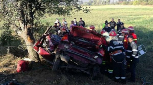 accident teribil in bistrita la o trecere la nivel cu calea ferata masina s a izbit violent de un copac un barbat a murit iar alti trei au fost transportati in stare grava la spital
