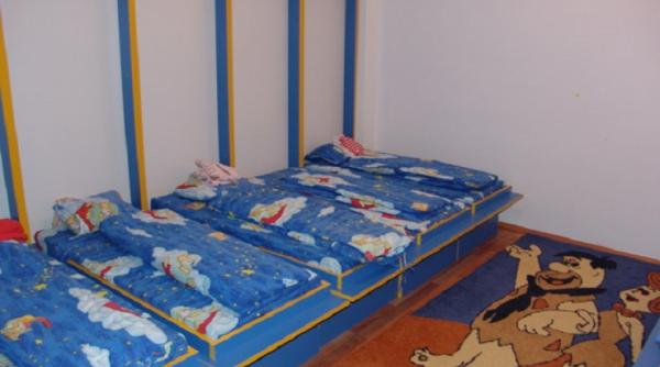 caz socant la o gradinita din targu jiu copii dorm cate 3 intr un pat din lipsa de spatiu