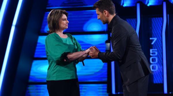 doi concurenti participa la the wall marele zid pentru a calatori in jurul lumii