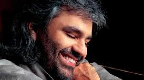 binecunoscutul tenor italian andrea bocelli a fost spitalizat dupa un accident la calarie