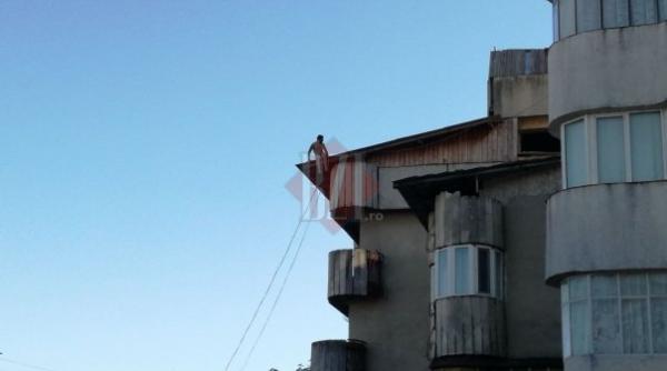iasi un barbat ameninta ca se arunca de pe un bloc