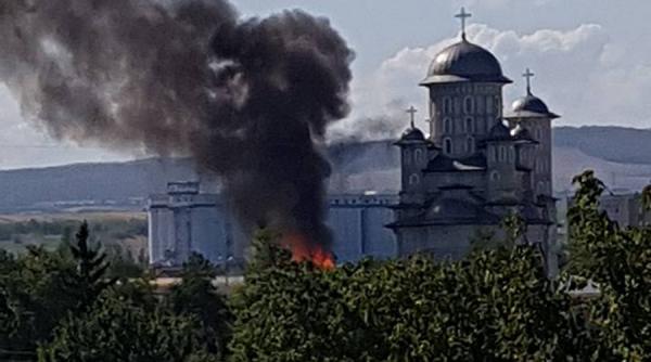 incendiu violent in curtea unei biserici din bacau fumul este vizibil de la mare distanta