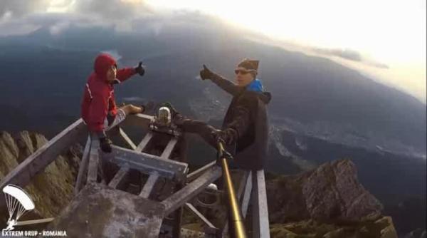 terebilism maxim doi tineri s au urcat pe crucea caraiman ca sa faca flotari si echilibristica