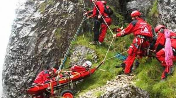 prahova o turista epuizata coborata cu targa de salvamontistii dinbusteni