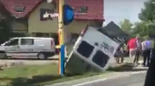 un microbuz cu trei pasageri s a rasturnat in sibiu incidentul s a produs din cauza unui biciclist