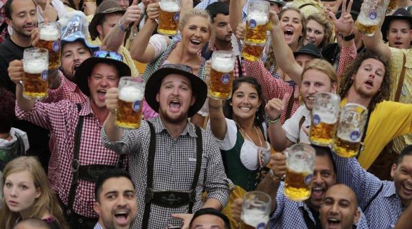 600 000 de oameni in prima zi a festivalului berii oktoberfest