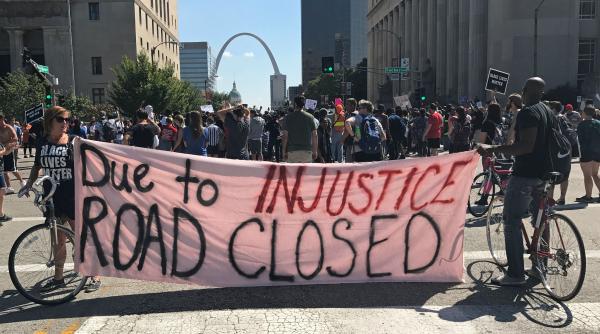 revolta pe strazile din st louis