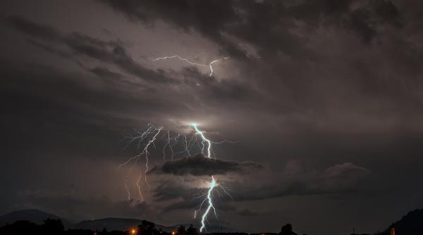 avertizare meteo ploi si vant puternic pana joi seara la nivelul intregii tari
