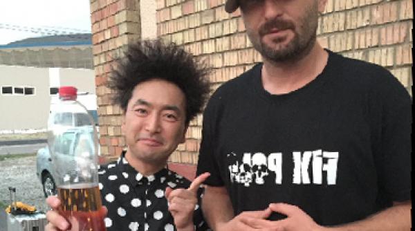 cheloo ii daruieste unui concurent iumor o sticla de tuica facuta de el