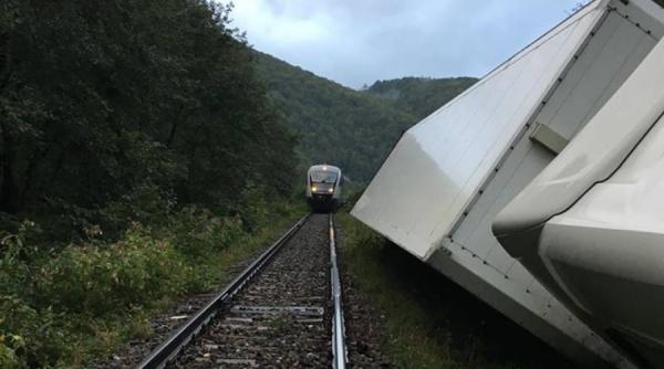cluj trafic feroviar intrerupt pe ruta huedin alesd dupa ce un tir s a rasturnat langa calea ferata