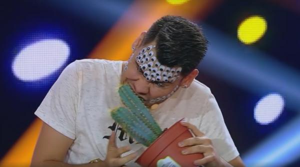 mihai bendeac mananca spuma de ras pe scena iumor