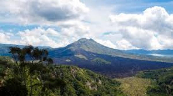 peste 14 000 de persoane si au parasit locuintele in bali dupa o alerta de eruptie vulcanica