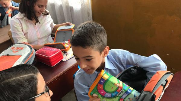 1 100 de elevi din 11 judete din romania au inceput scoala cu ghiozdane complet echipate prin campania lasati ma sa invat